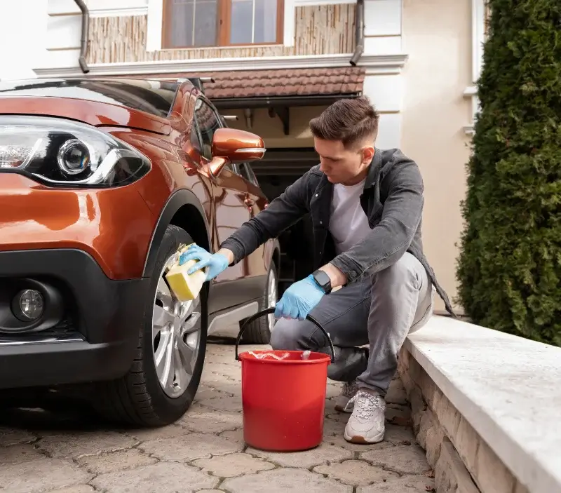 Lavage auto à domicile Joué-sur-Erdre : professionnel intervenant sur un véhicule